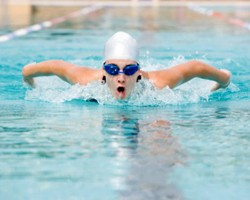 Купание в бассейнах опасно для легких